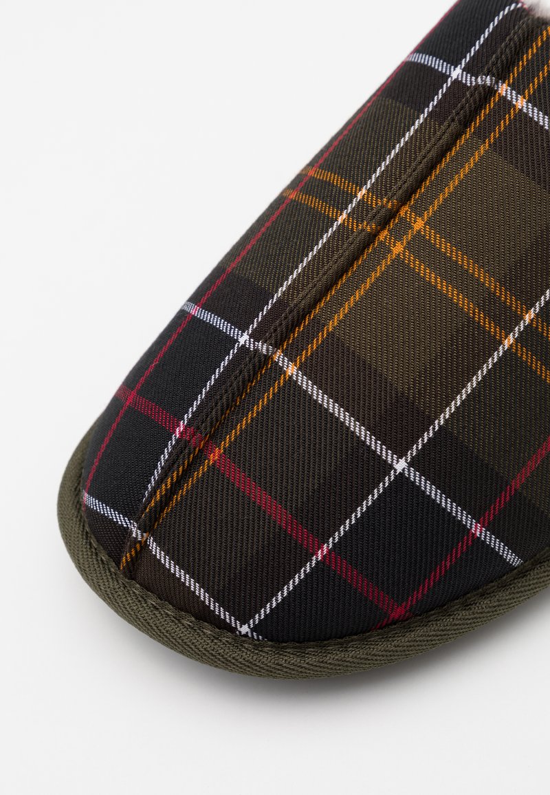 Pantofole a scacchi con un motivo nero, marrone e arancione. Tomaia in tessuto testurizzato con rifiniture verde e design a punta tonda. Fodera morbida.