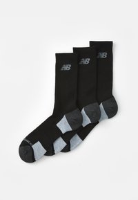Calcetines negros de canalé con acentos grises en el puño y el talón, que presentan un sutil logo en la parte superior. Se venden en un paquete de tres. Material de mezcla de algodón.