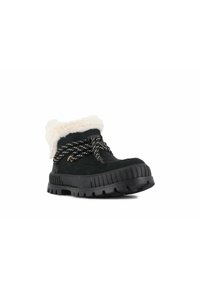 Stivali in suede neri con colletto in pelliccia sintetica, suola spessa in gomma nera e lacci con motivo bianco e nero. Presentano una punta arrotondata e un design resistente.
