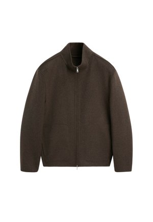 Brązowa wełniana kurtka na zamek błyskawiczny z wysokim kołnierzem, długimi rękawami, dwiema przednimi kieszeniami i czystym, minimalistycznym designem, wyeksponowana na białym tle.