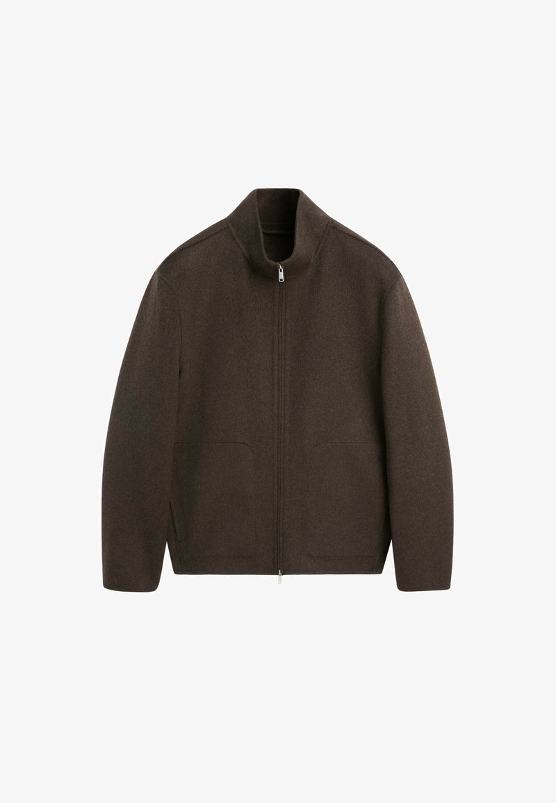 Veste en laine marron zippée, col montant, manches longues, deux poches devant et design épuré et minimaliste, présentée sur fond blanc.