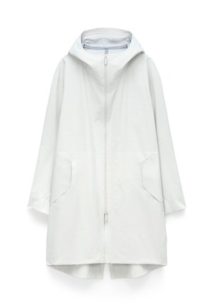 Impermeabile lungo bianco con cappuccio, cerniera frontale e due tasche frontali inclinate, mostrato su uno sfondo semplice.