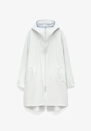 Imperméable long blanc avec capuche, fermeture éclair à l'avant et deux poches frontales inclinées, présentés sur un fond uni.