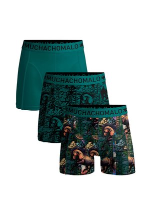 Tri páry mužských boxerských šortiek s dvoma dizajnmi s tmavými vzormi a jednými jednofarebnými teal šortkami. Všetky majú čierne značkové elastické pásky.