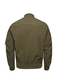 Giacca bomber verde oliva con una texture liscia, colletto e polsini a coste, vita elastica e dettagli delle tasche laterali. Vista posteriore semplice.