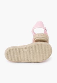 Roosa kangast sandaal espadrille-stiilis jutesse detailidega, reguleeritava rihmaga ja tekstuurse kummitaldiga. Avatud tagaosa disain ventilatsiooni jaoks.