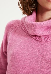 Rosa, mysig tröja med hög rullkrage och texturerad stickad mönster. Mjukt material med en subtil melerad effekt.
