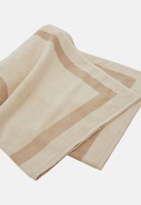 Asciugamano beige con strisce marroni chiare, texture morbida, forma rettangolare e bordo rifinito. Nessun motivo o dettaglio hardware presente.