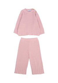 Różowy dziany zestaw składający się z bluzki z długim rękawem z bocznymi guzikami i dekoracyjnym, teksturowanym wzorem na mankietach, zestawiony z pasującymi spodniami typu cropped.