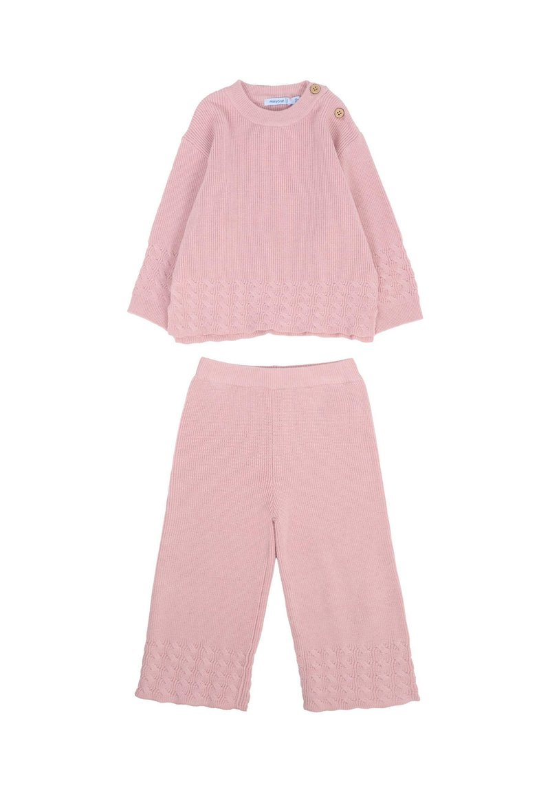 Różowy dziany zestaw składający się z bluzki z długim rękawem z bocznymi guzikami i dekoracyjnym, teksturowanym wzorem na mankietach, zestawiony z pasującymi spodniami typu cropped.