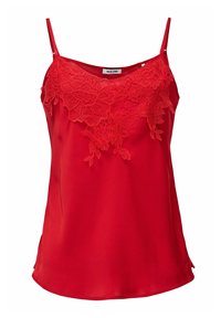 Camisola de satén roja con superposición de encaje floral en el busto, tirantes ajustables y aberturas laterales en el dobladillo para facilitar el movimiento.