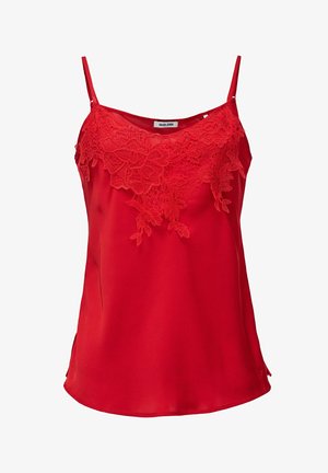 Camisola de satén roja con superposición de encaje floral en el busto, tirantes ajustables y aberturas laterales en el dobladillo para facilitar el movimiento.