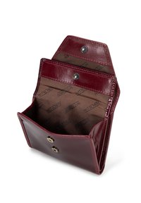Portafoglio in pelle bordeaux con finitura testurizzata, dotato di due scomparti, chiusure a scatto e fodera interna marrone con logo.
