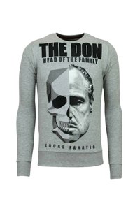 Grijze sweatshirt met een afbeelding van een schedel en een gezicht, met zwarte tekst die leest "DE DON HOOFD VAN DE FAMILIE" en "LOKALE FANATICUS."
