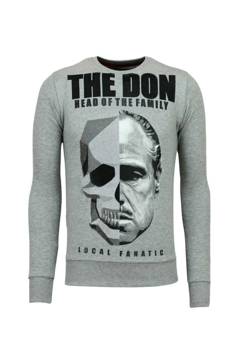 Grijze sweatshirt met een afbeelding van een schedel en een gezicht, met zwarte tekst die leest "DE DON HOOFD VAN DE FAMILIE" en "LOKALE FANATICUS."