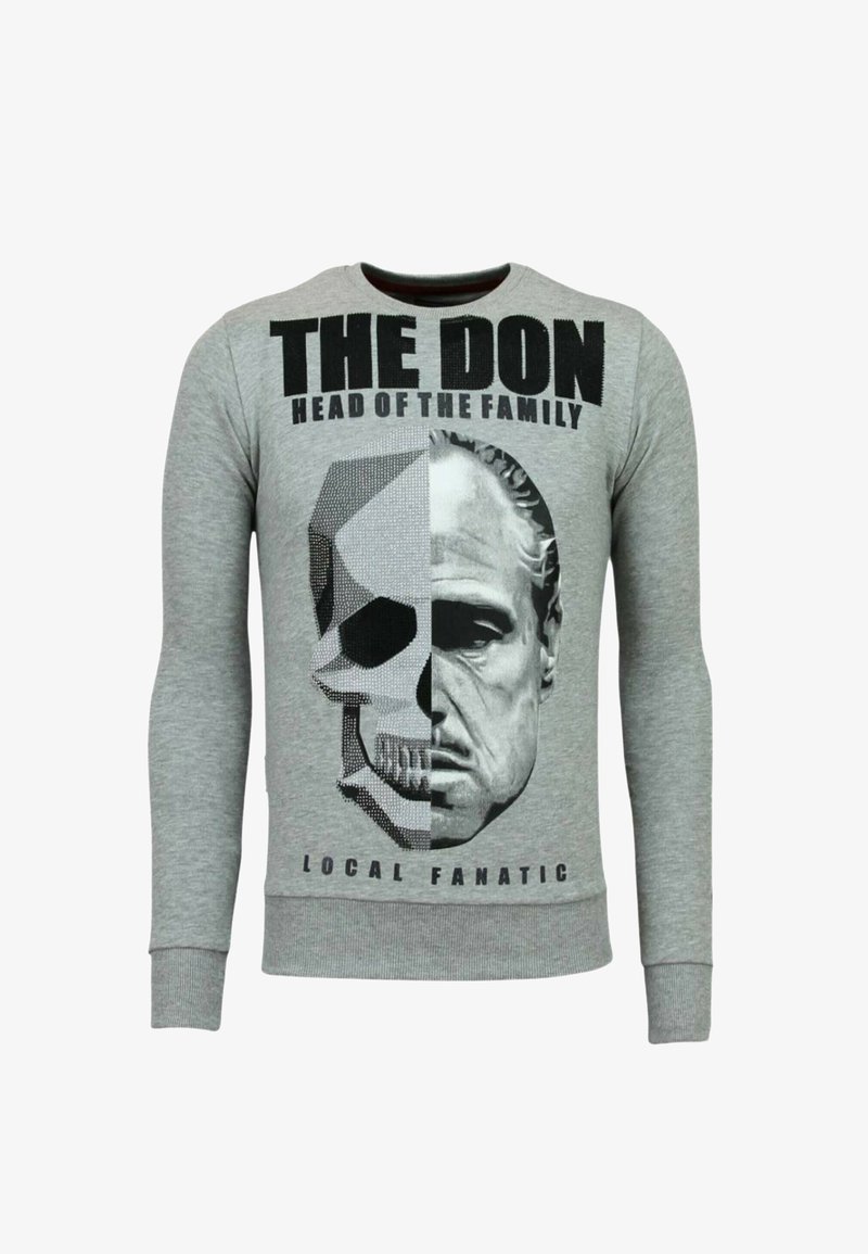Grijze sweatshirt met een afbeelding van een schedel en een gezicht, met zwarte tekst die leest "DE DON HOOFD VAN DE FAMILIE" en "LOKALE FANATICUS."