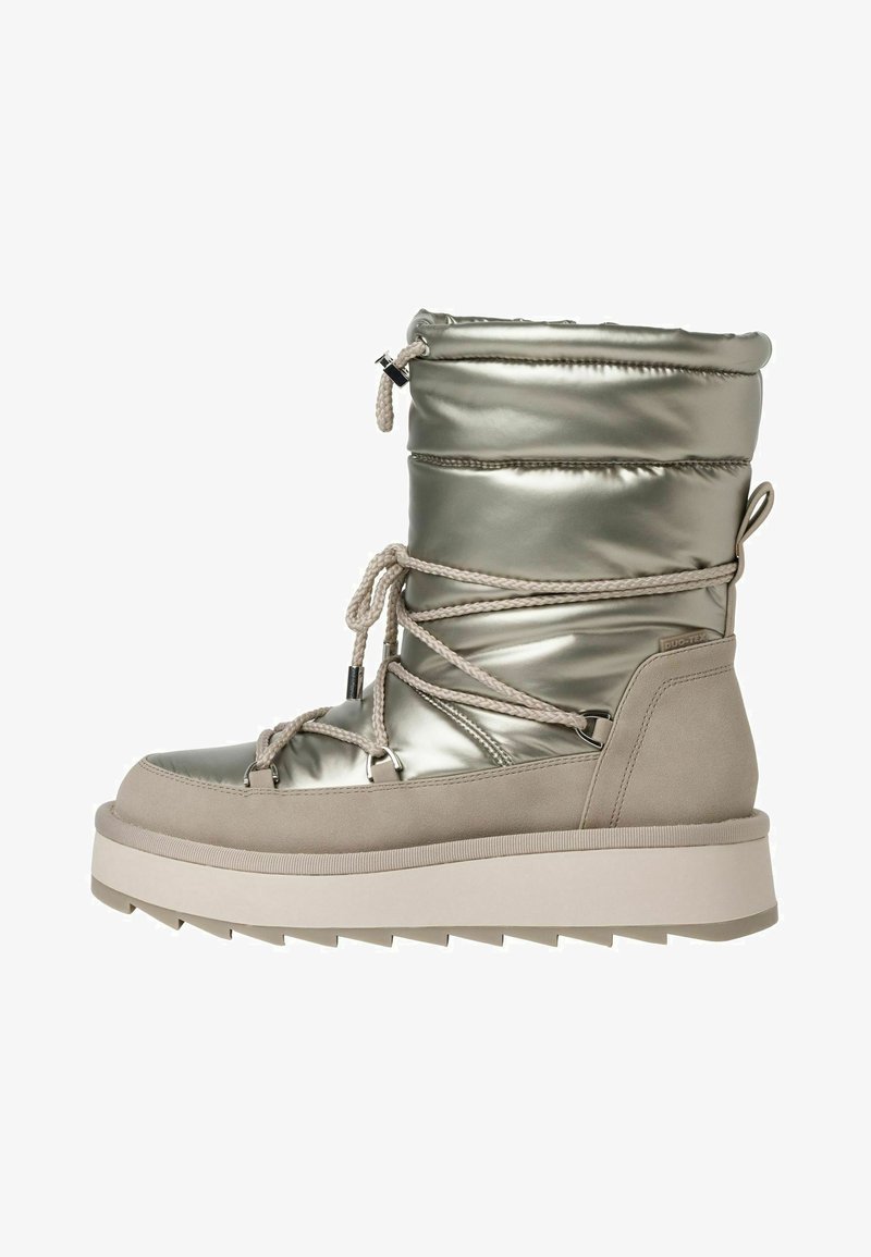 Botín metálico plateado con parte superior acolchada, acentos de ante beige, cordones ajustables y una suela blanca gruesa con un patrón texturizado.