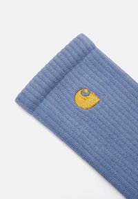 Carhartt WIP CHASE SOCKS UNISEX - Ponožky - charm blue