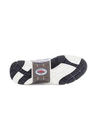 Semelle de chaussure avec un motif de grip en caoutchouc, entre-semelle blanche et détail de logo. Le design comprend des rainures de flexion pour un meilleur mouvement et confort.