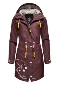 Imperméable bordeaux résistant à l'eau avec une capuche à cordon, imprimé d'ombrelle blanche et marquage, comportant des accents colorés de perles et des boutons-pression.