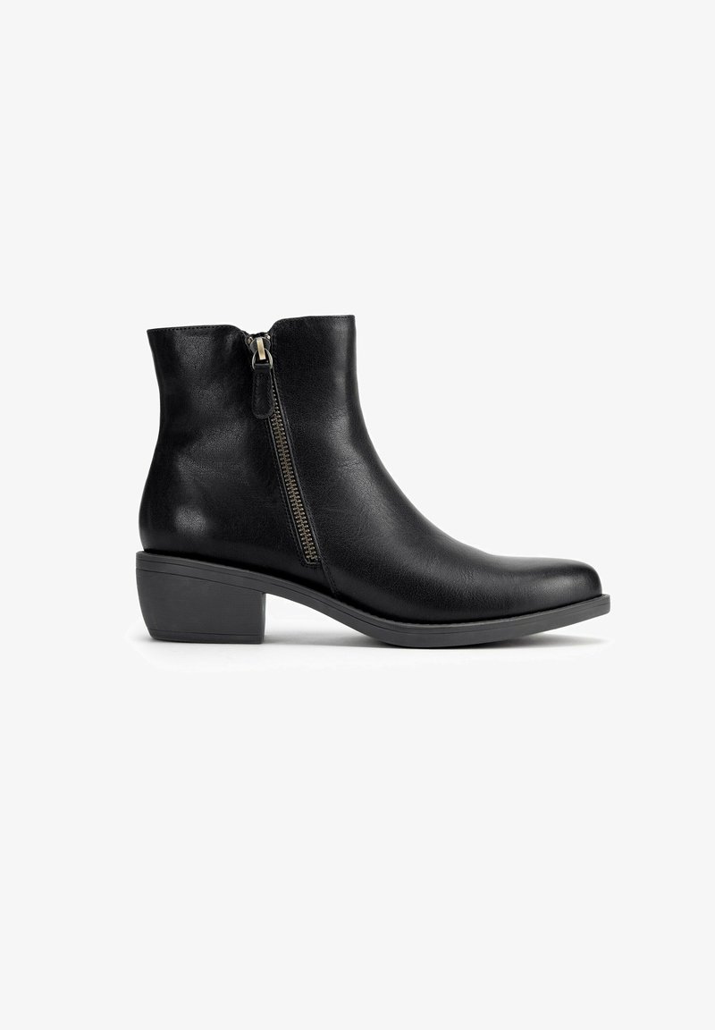 Černé kožené kotníkové boty se postranním zipem, nízkým blokovým podpatkem a hladkým povrchem, s minimem detailů a zjednodušeným designem.