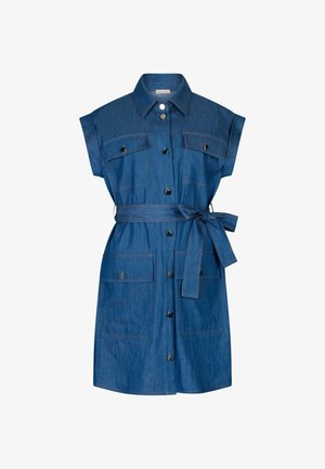 Abito camicia in denim blu scuro, caratterizzato da maniche corte, chiusura frontale con bottoni, due tasche sul petto e una cintura coordinata in tessuto.