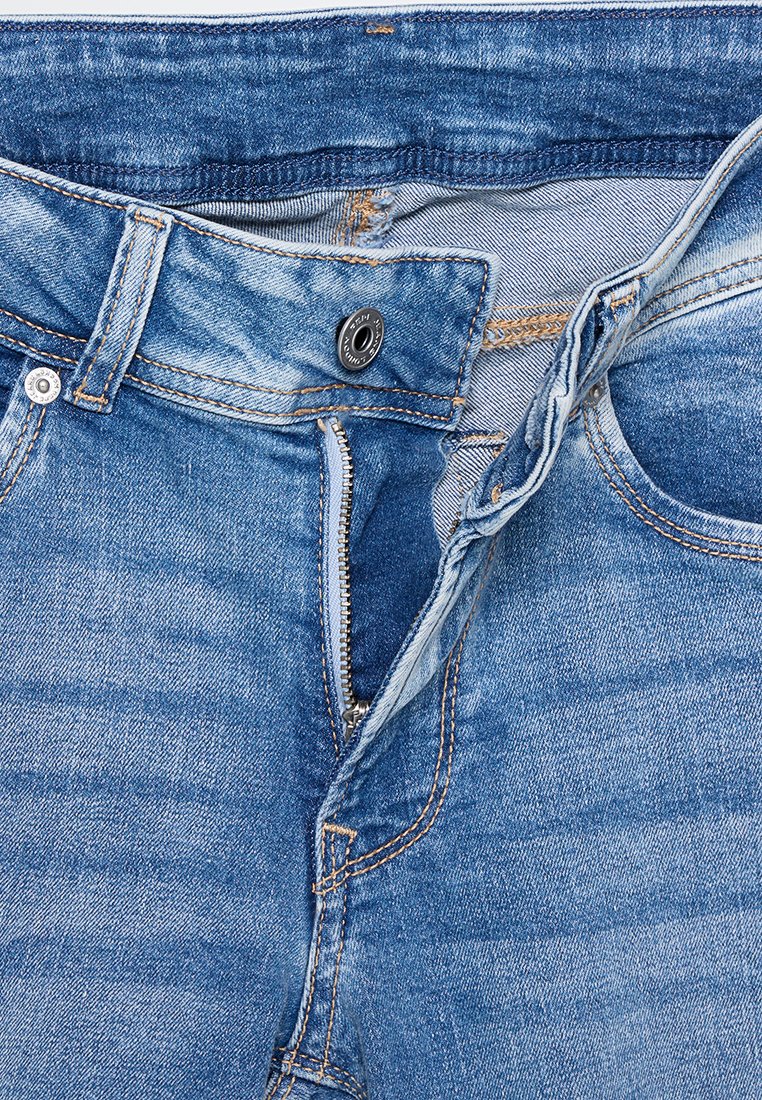 Hellblaue Denim-Jeans mit Reißverschluss, Knopfverschluss, klassischem Fünf-Taschen-Design und einem verwaschenen, strukturierten Finish.