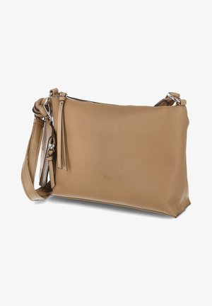 Bolso de mano de cuero marrón con textura suave, cierre de cremallera y banda para el hombro. Presenta un pequeño detalle de borla y acentos en tono plateado.