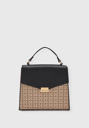Zwart-beige handtas met geometrisch patroon, gouden sluiting, gestructureerde vorm en enkele bovenhandgreep tegen een effen lichte achtergrond.