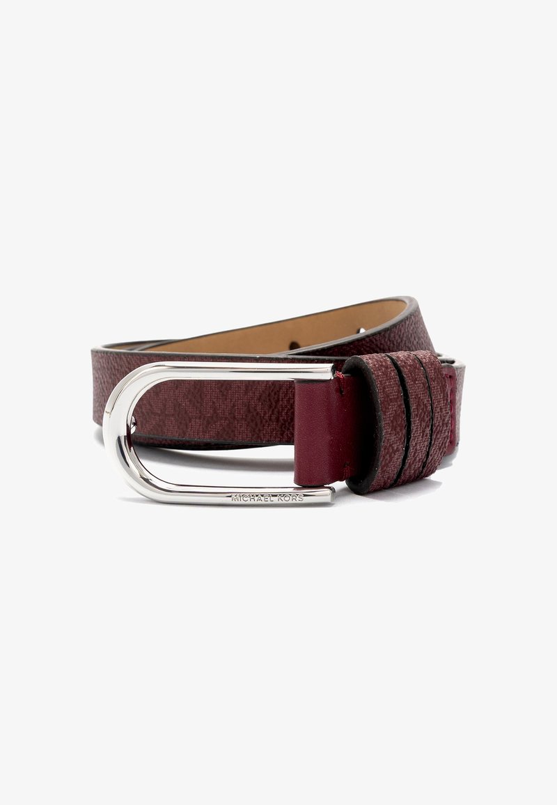 Ceinture en cuir texturé bordeaux avec boucle ovale en argent gravée "Michael Kors" et passant de ceinture en cuir cousu.