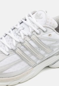 adidas Originals ADISTAR CUSHION - Tenisky - footwear white/grey one/silver metallic