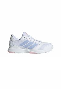 Zapatilla deportiva blanca con parte superior de malla, acentos en azul claro y suela rosa. Presenta tres rayas características en el lateral y un diseño de cordones.
