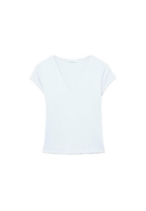 Bílé tričko s krátkými rukávy a výstřihem do V s přiléhavým střihem na jednobílém pozadí.