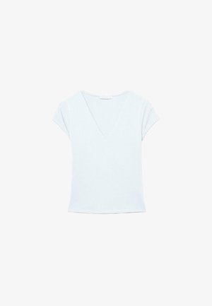 Bílé tričko s krátkými rukávy a výstřihem do V s přiléhavým střihem na jednobílém pozadí.