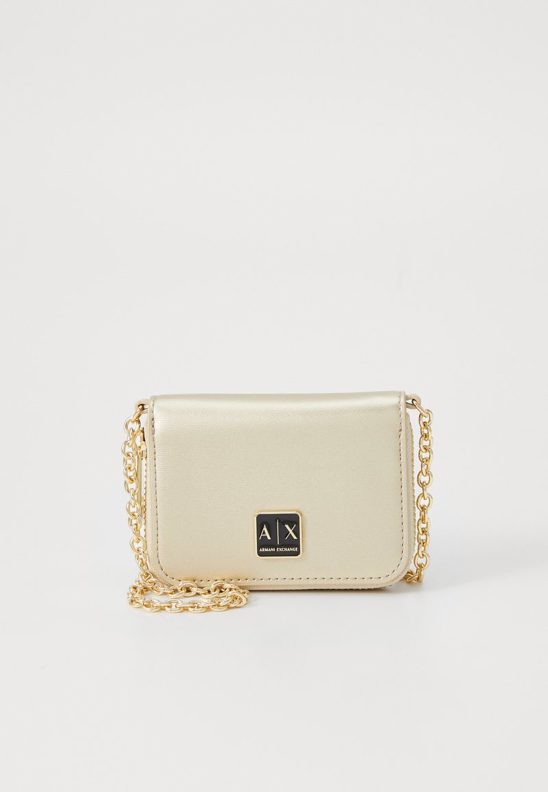 Borsa metallizzata oro con tracolla a catena, logo quadrato sul davanti, texture liscia e forma rettangolare con angoli arrotondati.