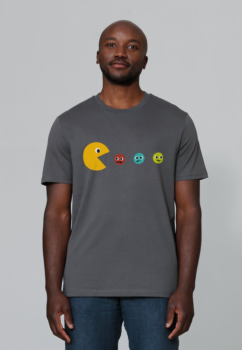 Grijze t-shirt met korte mouwen met een gele Pac-Man graphic en kleurrijke iconen met verschillende gezichtsuitdrukkingen over de voorkant.