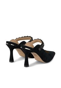 Décolleté nere in suede con punta affusolata, fascia decorativa e tacco scultoreo. Presentano un rivestimento interno liscio e dettagli decorativi.