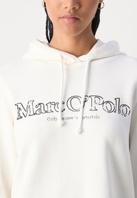 Marc O'Polo LONG SLEEVE HOODED LOGO PRINT - Camisola - white cotton