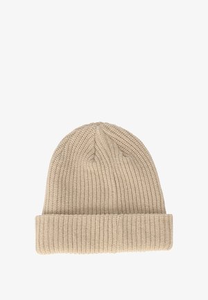 Beige strikket beanie-hue med en rullet kant, der har et struktureret mønster og en blødt formet top. Designet til varme og komfort.