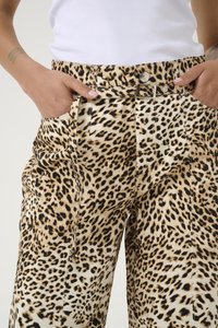 Hlače s leopard uzorkom u bež i crnoj boji, s bočnim džepovima, uskim pojasom i srebrnom kopčom. Tkanina s uzorkom i teksturom.