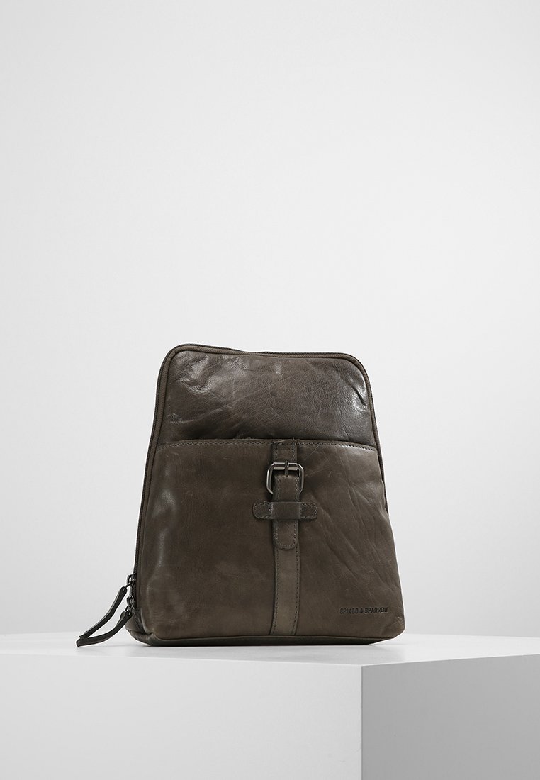 Spikes & Sparrow Sac à dos en Cuir Bronco - noir