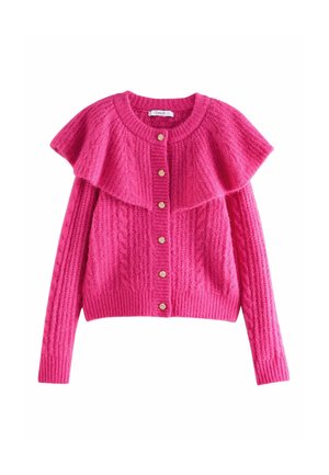 Rosa gestrickte Strickjacke mit Rüschensaum, Kabelstrickstruktur, langen Ärmeln und dekorativen goldenen Knöpfen auf der Vorderseite.