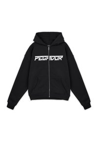 Sudadera negra con cremallera hecha de tela suave. Presenta un gran logo blanco "PEGADOR" en el frente, una capucha con cordón y bolsillos frontales.