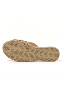 Sandal de cuerda trenzada con una suela de goma beige texturizada; cuenta con un patrón de tracción en zigzag para un mejor agarre y un diseño plano para mayor comodidad.