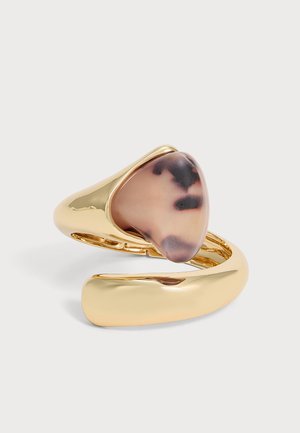 Goldener offener Ring mit einem glatten, unregelmäßig geformten braunen und schwarzen marmorierten Stein an einem Ende.