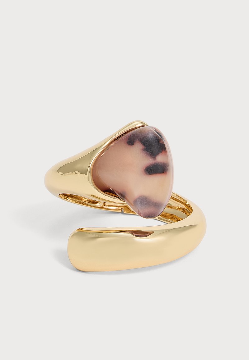 Χρυσό ανοιχτό δαχτυλίδι με μια λεία, ακανόνιστου σχήματος καφέ και μαύρη μαρμαροποιημένη πέτρα στο ένα άκρο.