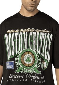 New Era LIFESTYLE - BOSTON CELTICS - T-shirt imprimé - schwarzgruen