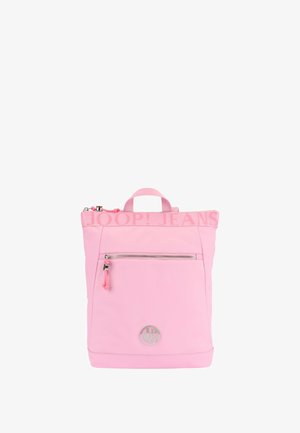 Roze rugzak van synthetisch materiaal met een ritsvak aan de voorkant, voorzien van een logo-embleem en een draagriem aan de bovenkant.