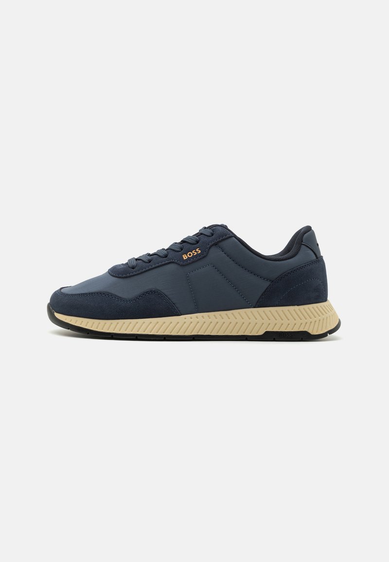 Tengeréskék sneaker sima és velúrbőrből, bézs gumi talppal, kerek orral és fűzős kialakítással, logó részlettel.