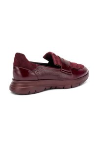 Zapato tipo slip-on en color marrón burdeos con parte superior de cuero texturizado, acentos de ante y una suela acolchada con forma curva para mayor comodidad.